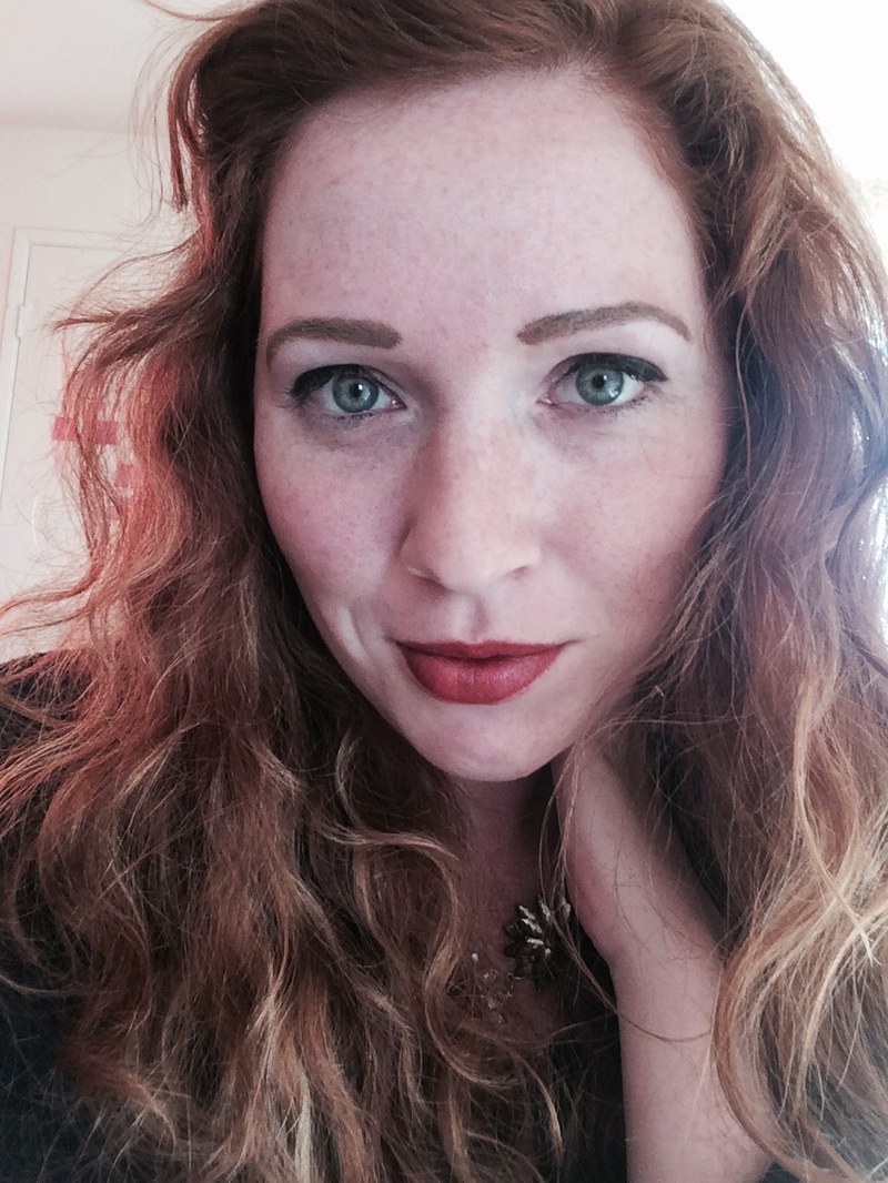 Lou, brune aux yeux verts, au telephone